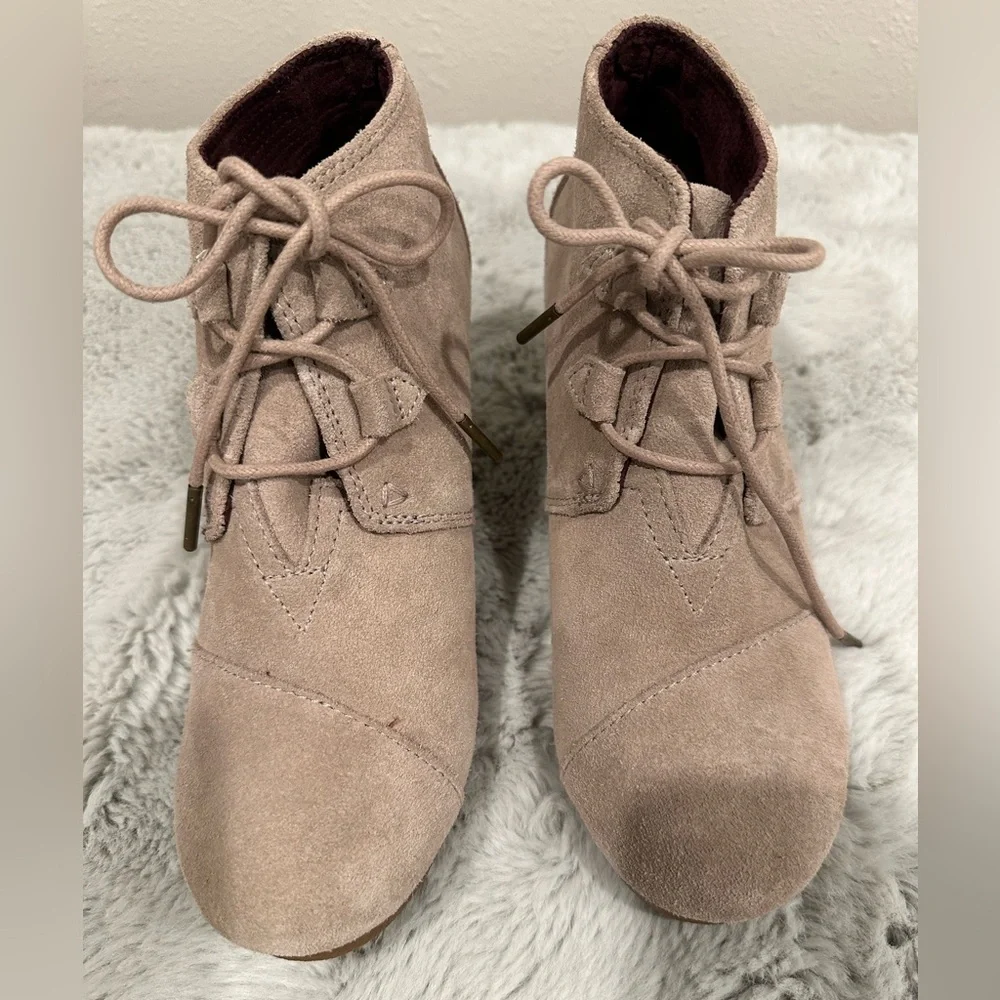TOMS Desert Wedge Suede Booties Beige Lace Up Boho Ankle Boots 8.5